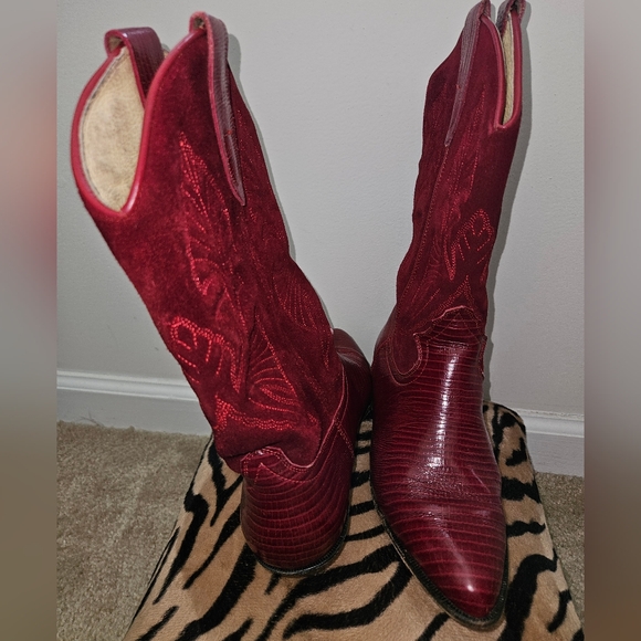 Chic Red Heeled Western Boots - Picture 1 of 4